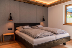 Alpenherzog Schlafzimmer 1 -- Almadel