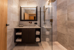 Alpenherzog Bad zu Schlafzimmer 2