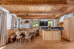 Geräumiger Esstisch mit exklusiver Küche