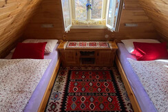 Schlafzimmer mit zwei Einzelbetten