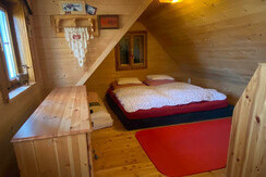 Großes Schlafzimmer mit Doppelbett