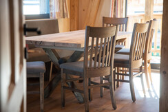 Almresort Sommerschnee Esstisch.