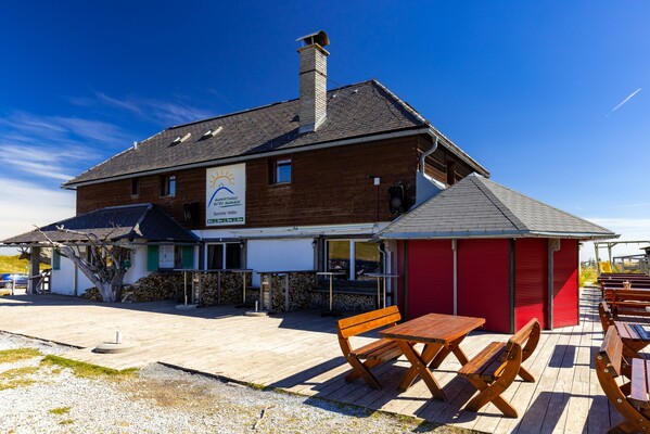 Altes Almhaus Eingang Terrasse | © Lipizzanerheimat | Harry Schiffer