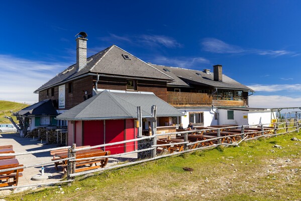 Altes Almhaus Terrasse | © Lipizzanerheimat | Harry Schiffer