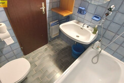 Badezimmer Badewanne WC