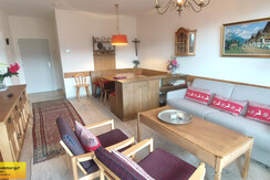 Wohn-Schlafraum Schlafcouch Essbereich TV