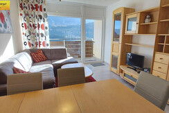 Wohn-Schlafraum Schlafcouch TV Essbereich