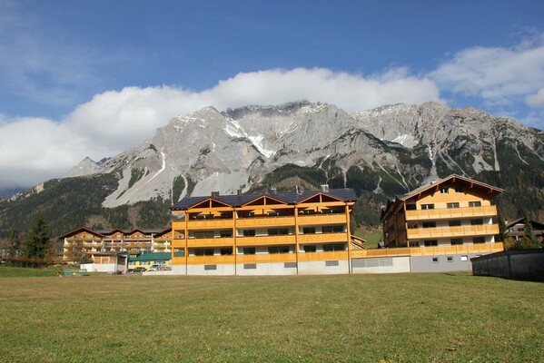 Apartment mit Dachstein hinter