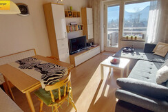 Wohn-Schlafraum Schlafcouch TV Essbereich