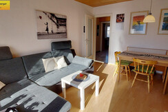 Wohn-Schlafraum Schlafcouch TV Essbereich