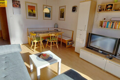 Wohn-Schlafraum Schlafcouch TV Essbereich