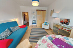 Wohn-Schlafraum Schlafcouch TV Essbereich