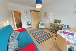 Wohn-Schlafraum Schlafcouch TV Essbereich