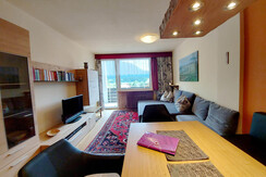 Wohn-Schlafraum Schlafcouch TV Essbereich