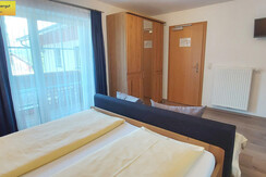 Schlafzimmer Doppelbett TV