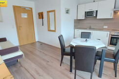 Wohn-Schlafraum Doppelcouch Küchenzeile