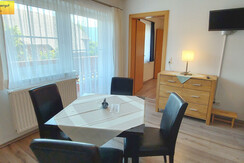 Wohn-Schlafraum Doppelcouch TV