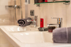 Doppelwaschbecken im Badezimmer