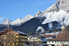 App13_View from living room to Dachstein