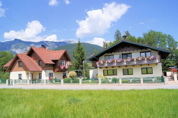 Ferienwohnungen Etschbacher - Hausfoto Sommer