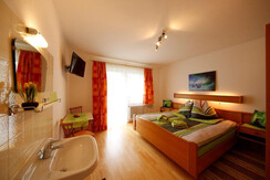 Zimmer_mit_Zugang_zum Balkon