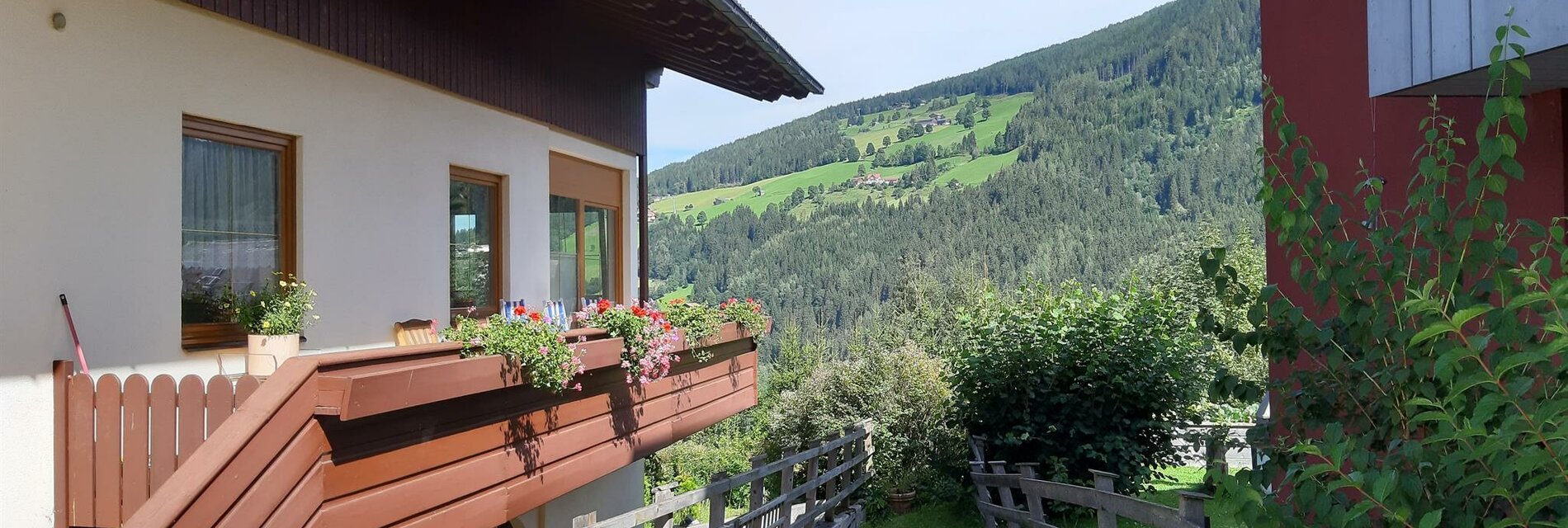 Balkon mit Nachbarhaus