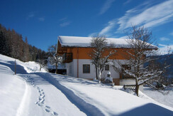 Winterwanderweg hinter Appartementhaus