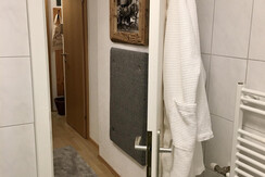 Blick aus dem Bad in den Vorraum Hansl