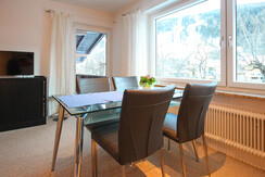 Esstisch und Zugang zum Balkon Top 2