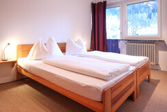 Schlafzimmer mit Zugang zum Balkon in Top 2