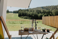 Terrasse Aublick hinter 2 Liegen