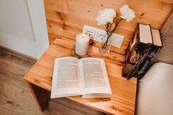 Hochwurzen Detail Nachttisch