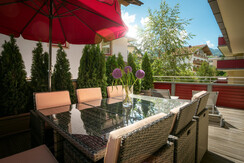 B7 - sun terrace with dining table and sun beds