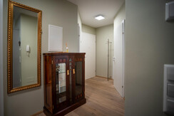 B7 - Anteroom and wardrobe