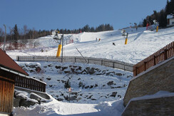 Blick auf die Skipiste vom Hof