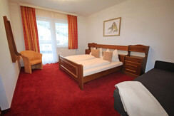 Green - Schlafzimmer mit Doppelbett und Einzelsofa