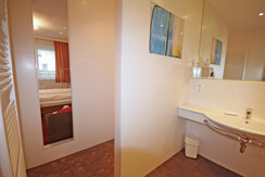 Green - Badezimmer mit Blick in das Schlafzimmer