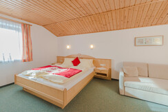 Schlafzimmer mit Ausziehcouch