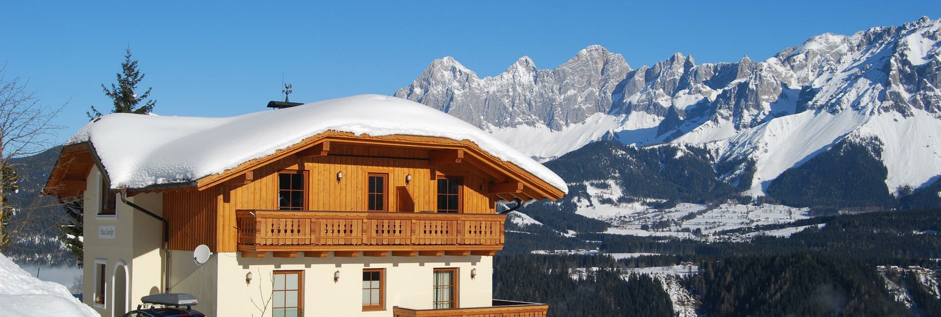 Im Hintergrund die Dachstein Südwand