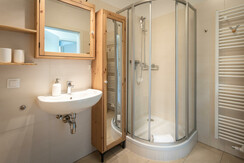 Top 6 - Bathroom with shower