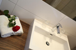 Bad mit Dusche und WC