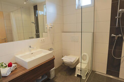 Bad mit Dusche und WC