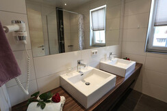 Bad mit Dusche und WC