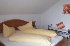 gemütliche Schlafzimmer mit Vollholmöbel