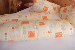 Schlafzimmer mit Vollholzmöbel