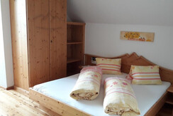 Doppelzimmer mit Vollholzmöbel
