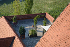 Auszeithof Weingut Pronegg Terrasse von oben