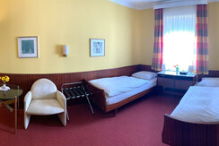 Zimmer 40 mit zwei getrennten Betten & Badezimmer