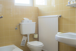 Badezimmer mit Dusche im Zweibettzimmer 41