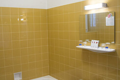 Badezimmer mit Badewanne im Doppelzimmer 43